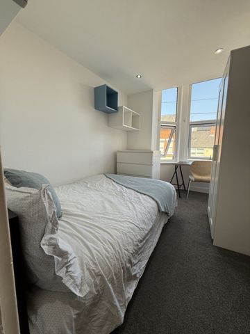 3 bed Apartment for Rent - Photo 3