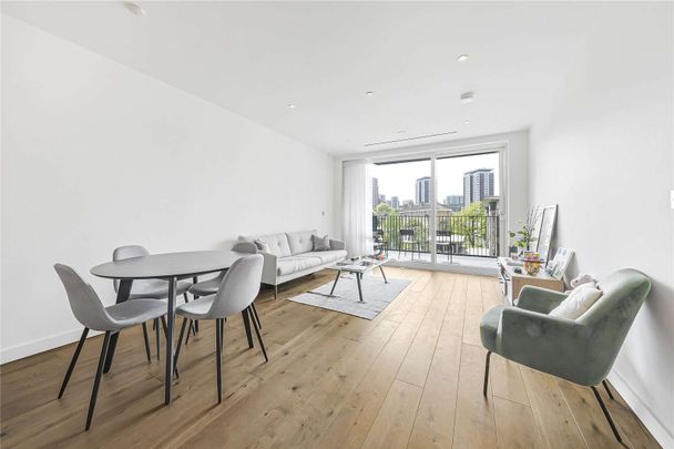 Spacious two bedroom, two bathroom set within a portered block on the third floor with a lift - Photo 1