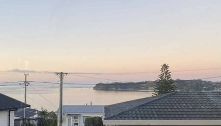 5-Bedroom, 2-Bathroom Family Home in Stanmore Bay - Photo 5