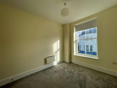 Blenheim Terrace, Scarborough, YO12 - Photo 2