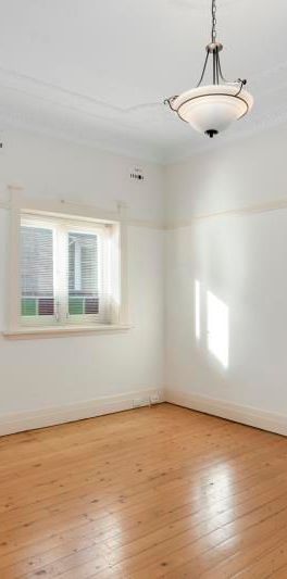 CALIFORNIAN BUNGALOW STYLE HOME - Photo 1