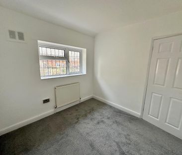 3 bedroom end of terrace house to rent - Photo 2