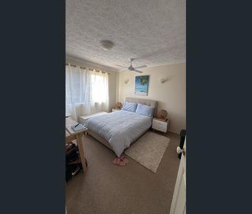 Secure, very well maintained 2 bedroom 2 bathroom apartment close t... - Photo 2