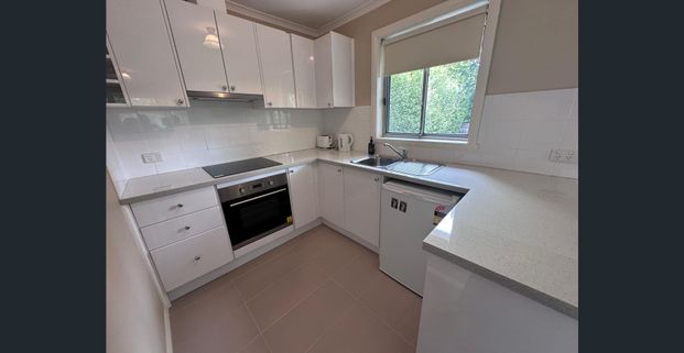 Modern 1-Bedroom Unit which includes gas, electricity, water & fortnightly cleaner. - Photo 1