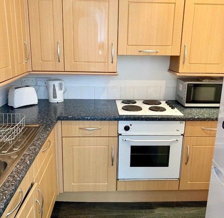 3 bedroom flat to rent - Photo 4