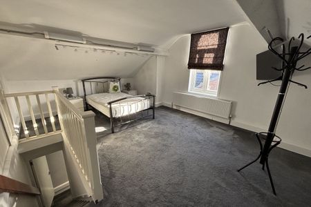 High Street - Photo 3