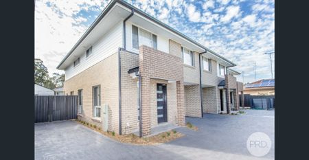 Modern 4 bedroom townhouse with ducted air conditioning - Photo 4