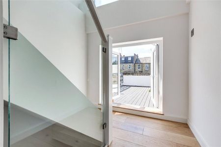 4 bedroom flat in London - Photo 5