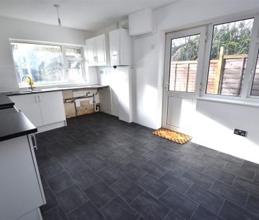 3 bedroom detached bungalow to rent - Photo 6