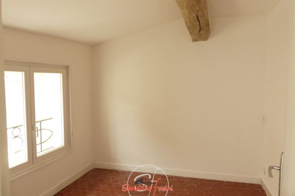 Petit deux pièces dans le village de Gattieres - Photo 1