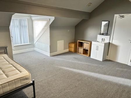 1 bedroom in a house share to rent - Photo 2