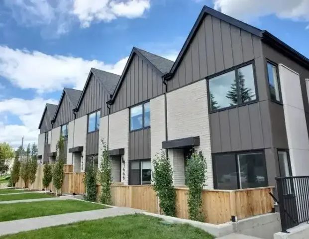 Luxury Townhome 3 Bedroom for Rent - Located in NW Inner City | 1426 23 Avenue Northwest, Calgary - Photo 1