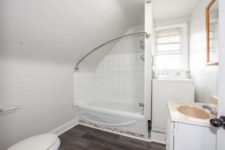 Cozy 2 Bedroom Upper Unit in Welland!! - Photo 4