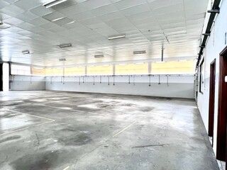 Rental Office Industrial in industrial zone Rua Luis de Camões 220 - ZI das Travessas SJM São João da Madeira - parking lot, storage room, toilet, toilets - Photo 2