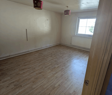 **Apply online** 1 Bed first floor flat, no lift. Adapted shower, P... - Photo 1