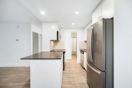 Governor’s Square - Photo 3