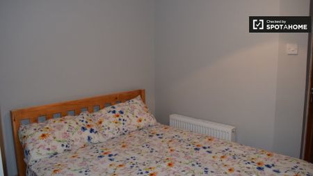 Room for rent in 4-bedroom apartment in Glasnevin, Dublin - Photo 2