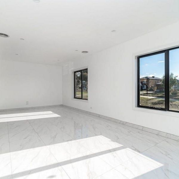 SIMPLY STUNNING - Photo 1