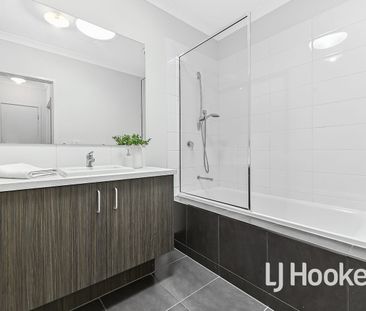 MODERN FAMILY HOME CLOSE TO ALL AMENITIES! - Photo 3