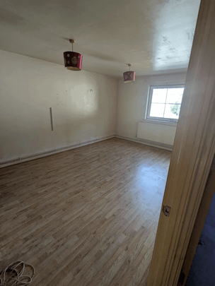 **Apply online** 1 Bed first floor flat, no lift. Adapted shower, Park View, Brynmill - Photo 1