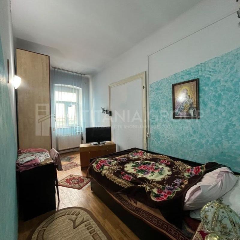 Apartament 3 camere, curte comuna, Centrul Istoric Schei - Fotografie 1