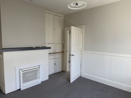 Addington – Spacious 4 bedroom renovated home, Suit family or group! - Photo 1