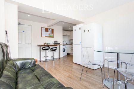 1 bedroom in a house share to rent - Photo 2