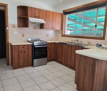 Spacious Family Comfort within Walking Distance to Shopping Centre - Photo 3