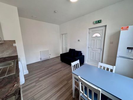 2 Bed Flat, Nottingham, NG7 - Photo 2