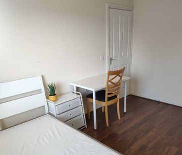 3 Bed Terraced House, Devonshire Street South, M13 - Photo 3