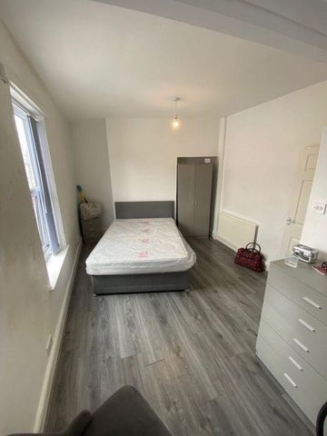 4 bedroom terraced house to rent - Photo 2