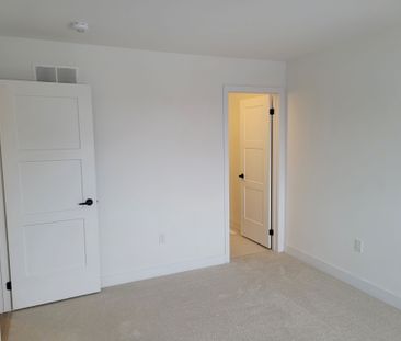 For Lease - 34 Silo Mews, Barrie, Ontario - Photo 5