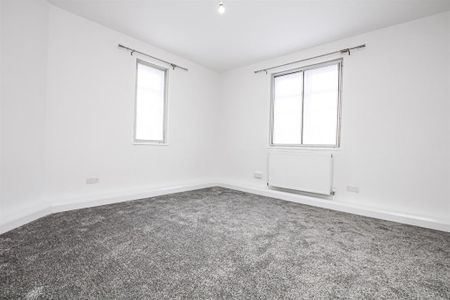 3 bedroom flat to rent - Photo 2