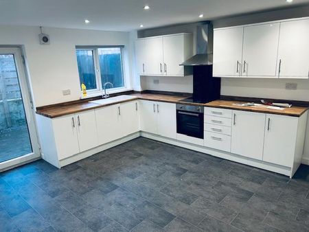 4 bedroom terraced house to rent - Photo 4