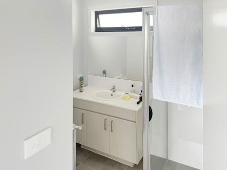 SPACIOUS THREE-BEDROOM HOME WITH ENSUITE, DOUBLE GARAGE & ENCLOSED YARD - Photo 4