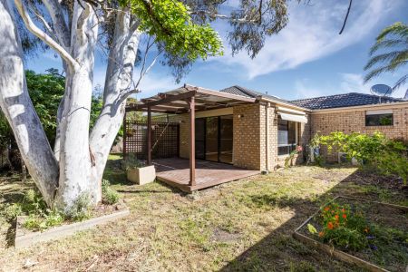 Private Court Living with Everyday Convenience in East Bendigo - Photo 4