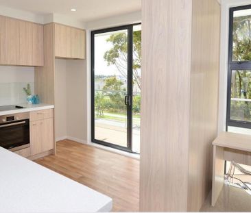 Sunny & Spacious Apartment - Photo 1