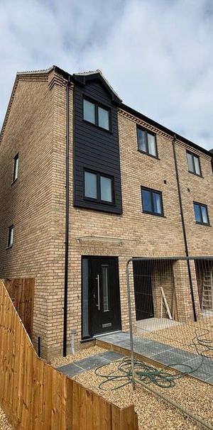 3 bedroom semi-detached house to rent - Photo 1
