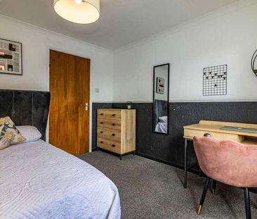 Bed // Student Flat // Bills Inc // Aug, LN5 - Photo 4