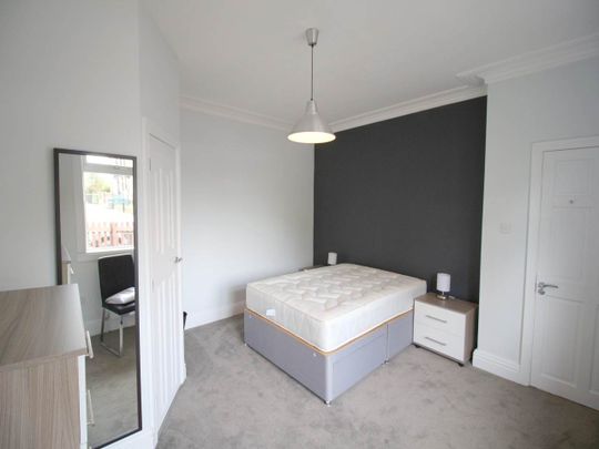 Rosemont Avenue (room 1), Bramley, Leeds - Photo 1