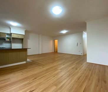 Renovated 3 bedrooms, double storeys apartment - Photo 1