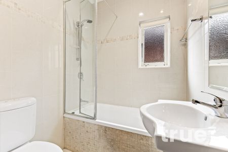 SPACIOUS FAMILY HOME IN PRIME LOCATION - Photo 5