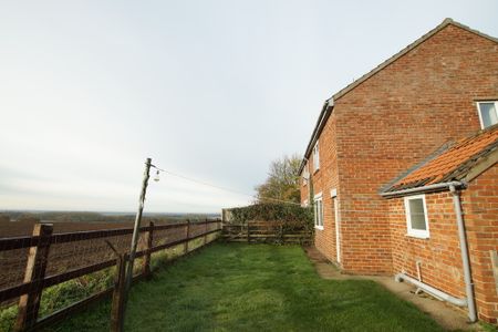 3 bedroom Semi-Detached House to let - Photo 2