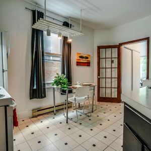 Appartement 7 1/2 meublé - Idéal pour 3 étudiants - 3 chambres - Grande terrasse privée - Photo 2
