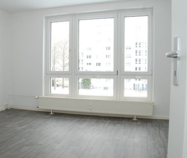 Sofort verfügbare 2-Raum-Wohnung mit Einbauküche - Photo 2