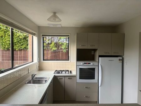 Great location in Ilam – 4 Bedrooms, Separate shower room, a second bathroom with bathtub. - Photo 4