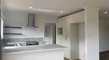 Spacious 4 Bedroom Home in Brookfield - Photo 4