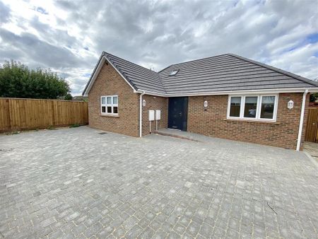 3 bedroom detached bungalow to rent - Photo 3
