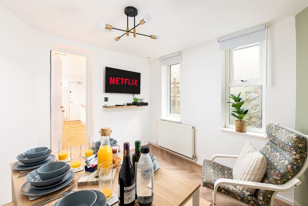 Alma Street Room 4 - Photo 1