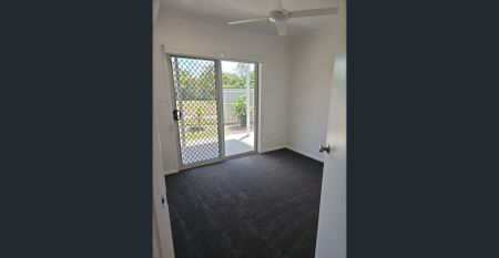 AVAIL 15/12/2025 - 3 BED 2BATH TOWNHOUSE - FULLY DUCTED AIR & A LAWNED BACKYARD OVERLOOKING PARK - Photo 2